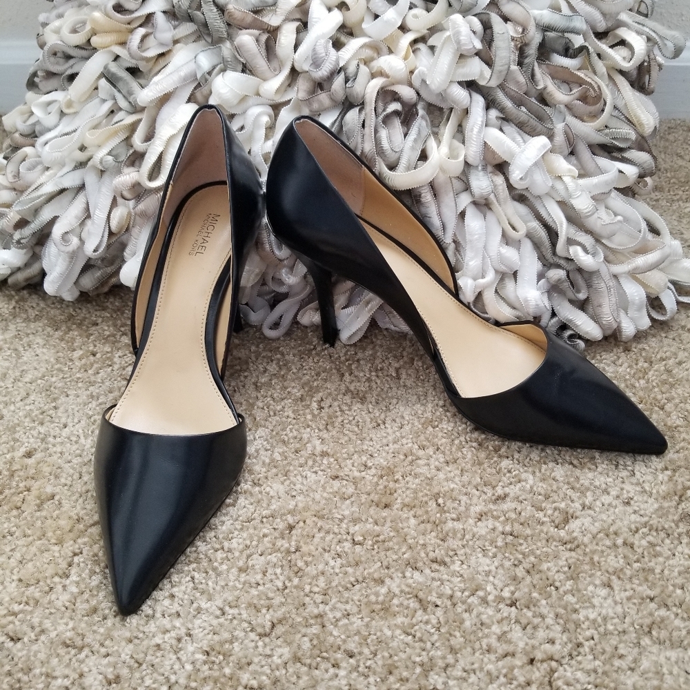 MK | Black Sharp Leather Pump